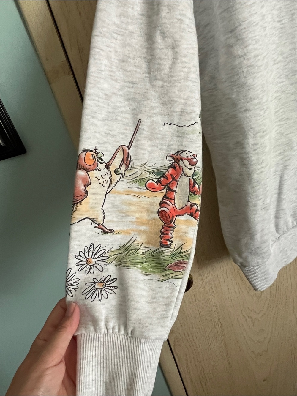 Disney Winnie the Pooh 100 Acre Wood Gang Sweatshirt Sz Small Friends - Picture 8 of 11